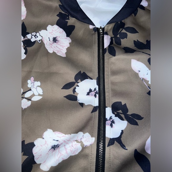 Plus Size Floral Bomber Jacket - Size 20/22 - Picture 5 of 8